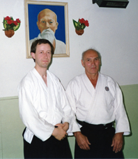 Ron
                                            Russell Sensei at The Hut
                                            dojo under the picture of o
                                            Sensei
